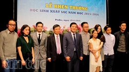 Đại sứ Trương Mạnh Sơn khen thưởng các tài năng trẻ Việt Nam tại Séc