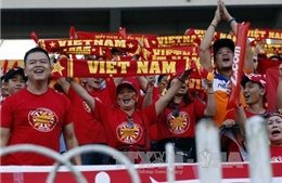 Cổ động viên Việt Nam cuồng nhiệt hết mình ở Myanmar