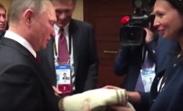 Tổng thống Putin nhận "chiếc khăn gió ấm" của một phụ nữ Peru