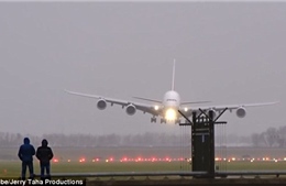 Xem siêu máy bay A380 hạ cánh kiểu "cua bò"