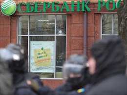 Ngân hàng Nga tại Ukraine bị tấn công cướp phá