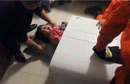 Giải cứu bé gái  2 tuổi người Trung Quốc mắc kẹt trong máy giặt