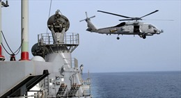 Tàu chiến Iran chĩa súng vào trực thăng Mỹ tại Eo Hormuz