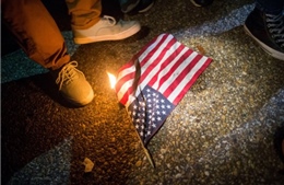 Tòa án Tối cao Mỹ nói gì về lệnh “đốt cờ, bỏ tù” của ông Trump