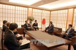 Thủ tướng Nhật Bản Shinzo Abe thân mật tiếp đồng chí Phạm Minh Chính