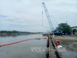 Chìm sà lan chở thép, dầu tràn trên sông Đồng Nai