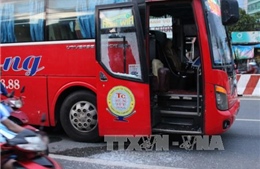 Xe khách bị nhiều đối tượng chặn đầu đập phá