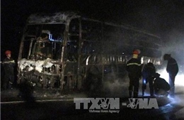 Xe giường nằm cháy rụi, 25 hành khách thoát nạn