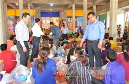 Việt kiều nghèo ở Siem Reap phấn khởi nhận quà của Thủ tướng 