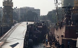 Tàu khu trục Ấn Độ bị lật ngay khi rời bến, 16 người thương vong 