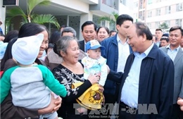 Thủ tướng Nguyễn Xuân Phúc thăm cư dân nhà ở xã hội Đặng Xá