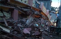 Hàng loạt nhà đổ sập sau trận động đất tại Indonesia