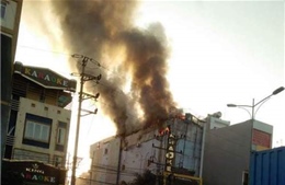 Bắc Ninh huy động 10 xe cứu hỏa dập đám cháy tại quán karaoke 
