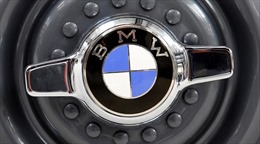 Cuỗm BMW 550i, tên trộm bị "giam cứng" trong xe