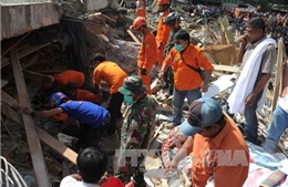 Hàng nghìn binh sĩ Indonesia cứu hộ động đất