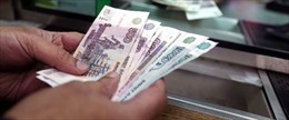 Lo ngại đồng ruble lao dốc, người Nga ồ ạt thu mua ngoại tệ 