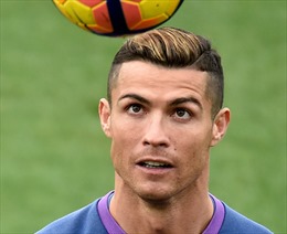 Đón Quả bóng vàng, Cristiano Ronaldo khoe tóc “dát vàng”