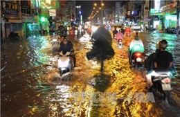 Áp thấp trên Biển Đông di chuyển chậm, Nam Bộ mưa dông mạnh 