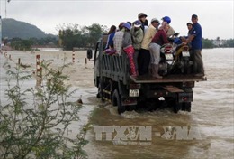 Một người chết, nhiều địa phương bị chia cắt vì mưa lũ ở Bình Định 