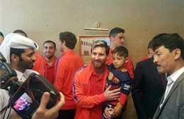 "Cậu bé áo túi nilon” vỡ òa khi gặp mặt Messi 