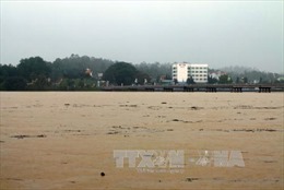 Mưa lớn gây ngập lụt nhiều nơi 