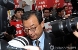 Chủ tịch và nhiều lãnh đạo đảng cầm quyền Hàn Quốc từ chức tập thể 