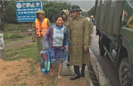 Bộ trưởng Công Thương thị sát vùng lũ