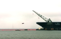 Thử nghiệm độ nhạy đường băng trên tàu sân bay bằng... xe kéo