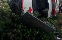 Kon Tum: Xe cấp cứu bị lật làm 6 người thương vong 