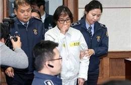 Bạn thân Tổng thống Hàn Quốc xuất hiện, bị còng tay