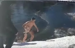 Nhảy xuống hồ đóng băng -5 độ C cứu chú chó nhỏ