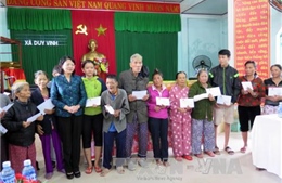 Phó Chủ tịch nước Đặng Thị Ngọc Thịnh thăm người dân vùng lũ Quảng Ngãi