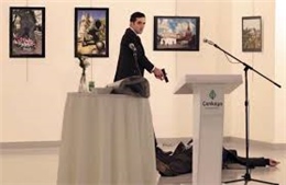Video mới cảnh hung thủ lượn lờ chờ thời cơ bắn đại sứ Nga