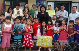 Phó Chủ tịch nước tặng quà đồng bào vùng lũ Phú Yên