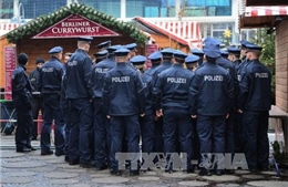 Cảnh sát Đức bao vây khu vực nghi phạm lái xe khủng bố ẩn náu