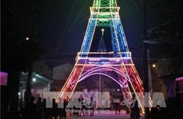 Độc đáo "Tháp Eiffel" bằng tre nứa đón Giáng sinh 2016