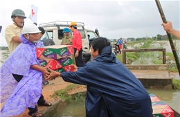 Bộ Công Thương ủng hộ vùng lũ Bình Định 5 tấn lương khô 