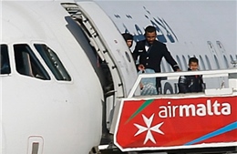 Không tặc đầu hàng, 118 người ra khỏi máy bay Libya