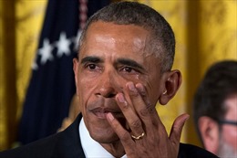 Ông Obama bật khóc nói lời chia tay nhân viên