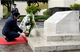 Thủ tướng Abe đặt hoa tưởng niệm nạn nhân trận Trân Châu Cảng