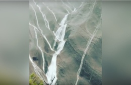 Núi đá sa mạc Australia biến hình thành muôn ngàn thác nước