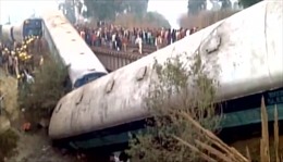 Tàu hỏa Ấn Độ trật bánh khiến gần 70 người thương vong
