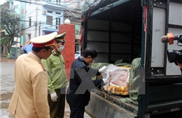   Hà Nội bắt giữ xe tải chở thực phẩm không rõ nguồn gốc 