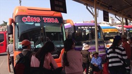 Hành khách đổ dồn về bến xe Giáp Bát, vật vã chờ xe về quê