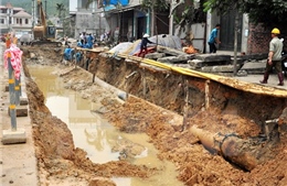 Thi công gây vỡ đường ống khiến hàng nghìn hộ dân Hà Nội mất nước sinh hoạt