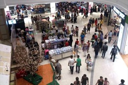 Người dân đổ về các trung tâm thương mại mua sắm