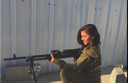 Nữ quân nhân Israel duyên dáng trong bộ đồ lính