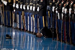 Lính Mỹ ngất xỉu bí ẩn trong lễ chia tay Tổng thống Barack Obama