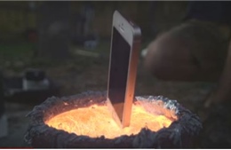 Xem iPhone bùng cháy trong nhôm nóng chảy