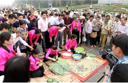  Hàng ngàn bánh chưng xanh 'Góp tình - trao Tết'